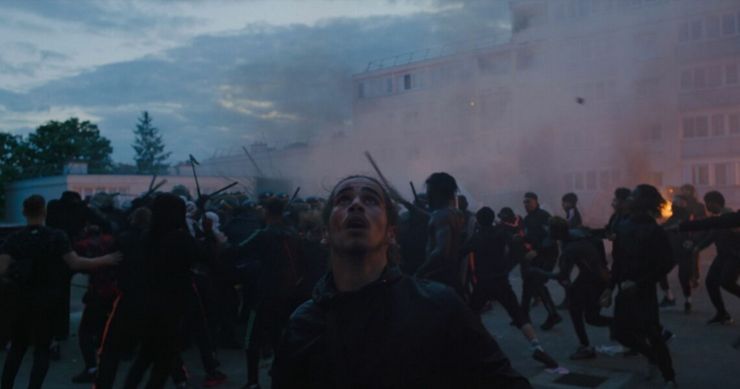 Στιγμιότυπο από την ταινία Athena του Romain Gavras